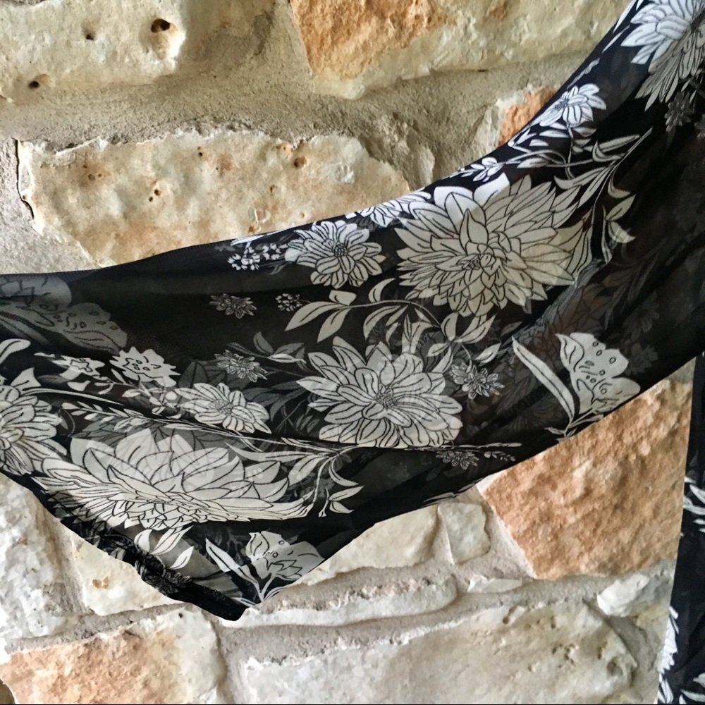 5⭐️Fave Black and White Kimono - Picture 6 of 8